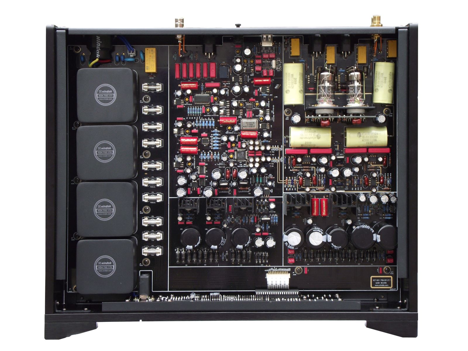 新德克 20 周年纪念版产品 DAC 是一台拥有32 Bit DAC 芯片的高性能音频解码器,采用来自AKM的AK4397 Delta-Sigma D/A转换 IC。此IC拥有强大的32 Bit处理能力,使D/A转换能力更加精确,有助于更高品质的音乐信号重现。 电源系统:本机采用4个新德克特制低漏磁电源变压器,多达24组独立的电源供应单元,以降低不同电路系统之间的干扰和交越失真。 可选择的音频处理模式:本机可将普通CD唱机输出的44.